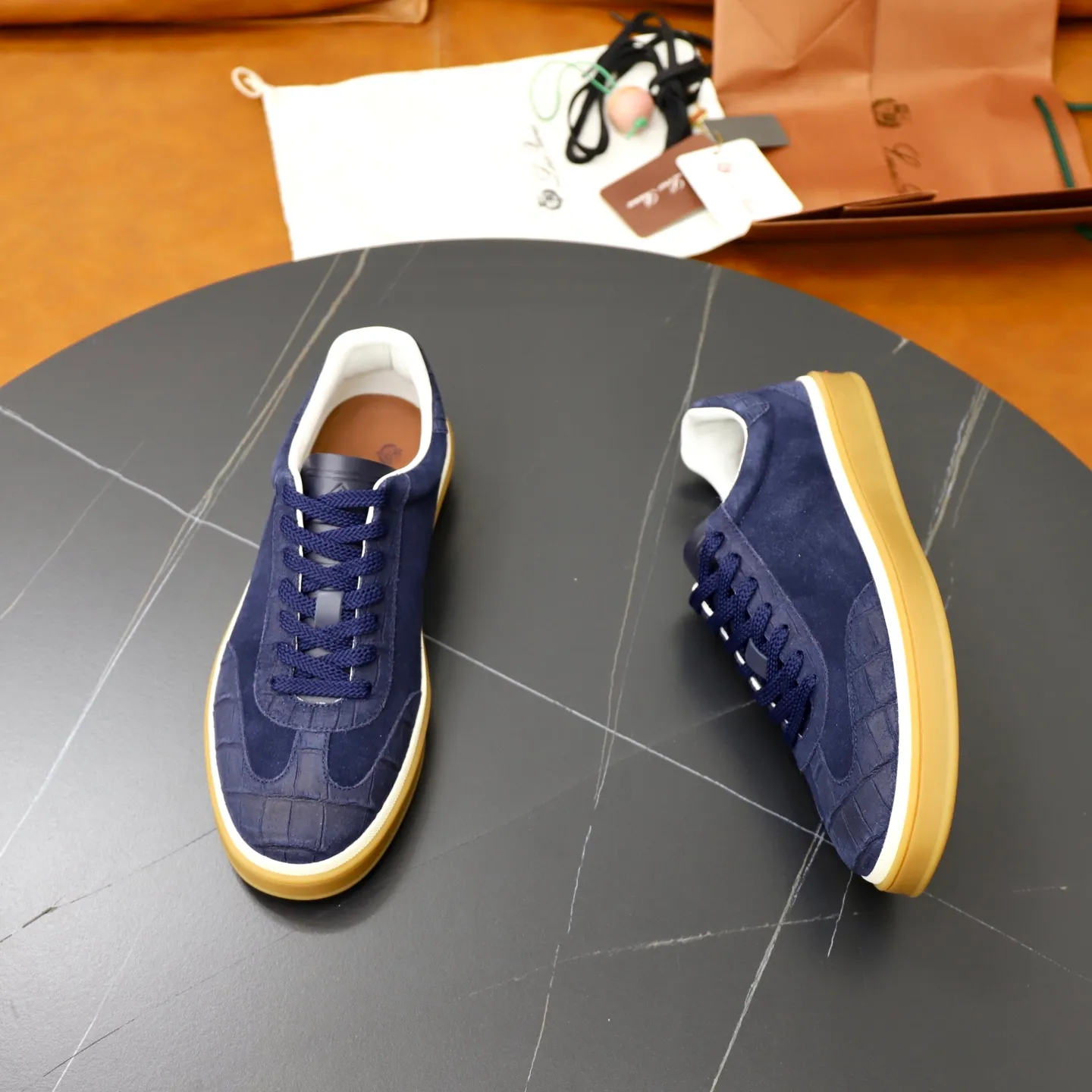 Ex-factory price: 560💰Loro Piana Tennis Walk men’s moral training sneakers! These new textured leather tennis shoes feature an ultra-low-top design for year-round wear and are water-resistant. The wrapped sole creates an effortlessly attractive color combination that harmoniously blends functionality with understated style. The ideal footwear option for urban dressing. The heel is decorated with a soft calfskin tongue with Kummel color inserts and an embossed LP logo. Cotton shoelaces. Material: Upper: Gray woven stitching with cowhide accents! Sole: Rubber lining: Cow leather original rubber sole, excellent foot comfort, complete package! Size: 38-39-40-41-42-43-44 leather shoe size (4546 can be customized)